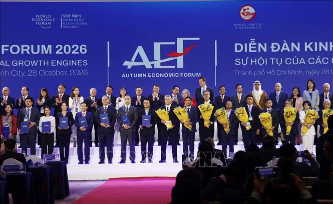 Lãnh đạo Chính phủ, Thành phố Hồ Chí Minh cùng các đại biểu dự AEF 2026 chụp ảnh cùng các thành viên Trung tâm Tài chính quốc tế Việt Nam tại Thành phố Hồ Chí Minh và các nhà đầu tư. Ảnh: Xuân Khu-TTXVN
