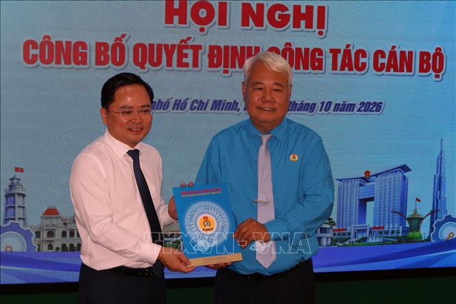 Chủ tịch Tổng TLĐLĐ Việt Nam Nguyễn Anh Tuấn trao quyết định tân Chủ tịch Liên đoàn Lao động Thành phố Hồ Chí Minh cho ông Võ Khắc Thái. Ảnh: Thanh Vũ - TTXVN
