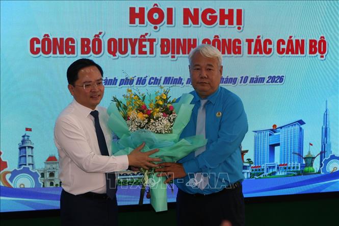 Chủ tịch Tổng Liên đoàn Lao động Việt Nam Nguyễn Anh Tuấn tặng hoa chúc mừng tân Chủ tịch Liên đoàn Lao động Thành phố Hồ Chí Minh cho ông Võ Khắc Thái. Ảnh: Thanh Vũ - TTXVN
