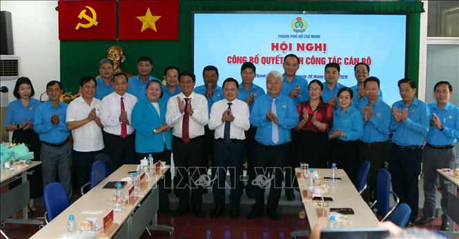 Chủ tịch Tổng Liên đoàn Lao động Việt Nam Nguyễn Anh Tuấn, Ban thường vụ Liên đoàn Lao động Thành phố Hồ Chí Minh cùng các đại biểu chụp ảnh lưu niệm. Ảnh: Thanh Vũ - TTXVN
