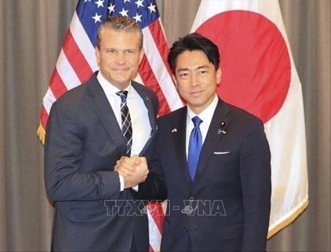 Bộ trưởng Quốc phòng Mỹ Pete Hegseth (trái) và người đồng cấp Nhật Bản Shinjiro Koizumi tại cuộc gặp ở Cebu, Philippines, ngày 28/10/2026. Ảnh: Kyodo/TTXVN phát