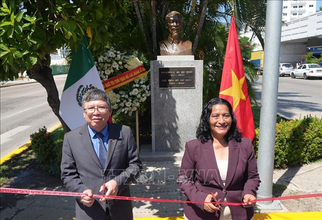 Đại sứ Việt Nam tại Mexico Nguyễn Văn Hải và Thị trưởng Acapulco Abelina López Rodríguez thực hiện nghi lễ cắt băng khánh thành công trình tôn tạo tượng Chủ tịch Hồ Chí Minh. Ảnh: Phi Hùng - PV TTXVN tại Mexico