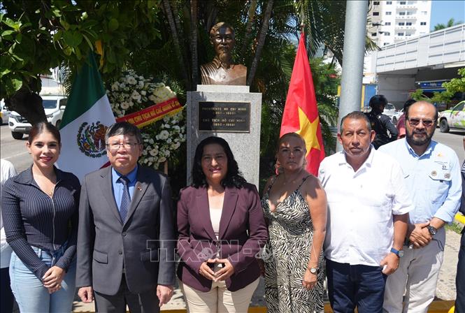 Đại sứ Việt Nam tại Mexico Nguyễn Văn Hải chụp ảnh chung với lãnh đạo thành phố Acapulco bên tượng Chủ tịch Hồ Chí Minh, Mexico. Ảnh: Phi Hùng - PV TTXVN tại Mexico