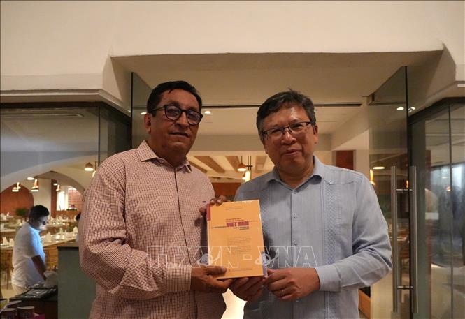 Đại sứ Việt Nam tại Mexico Nguyễn Văn Hải tặng cuốn sách “Khát vọng Việt Nam hùng cường trong kỷ nguyên mới’’ tập hợp các bài viết, phát biểu tiêu biểu của Tổng Bí thư, Chủ tịch nước Tô Lâm cho nhà báo Julio Salgado, Tổng Biên tập báo Trasfondo của Acapulco. Ảnh: Phi Hùng - PV TTXVN tại Mexico