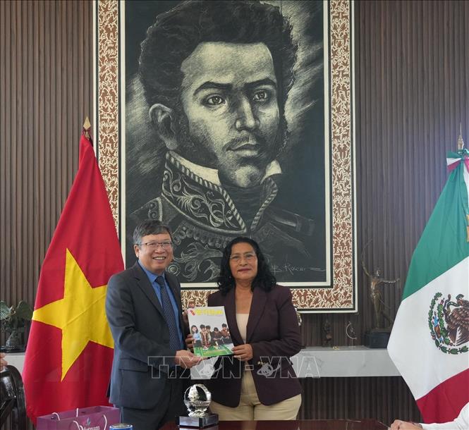 Đại sứ Việt Nam tại Mexico Nguyễn Văn Hải tặng Báo Ảnh Việt Nam cho Thị trưởng Acapulco Abelina López Rodríguez trong buổi thăm và làm việc tại Tòa Thị chính thành phố Acapulco. Ảnh: Phi Hùng - PV TTXVN tại Mexico