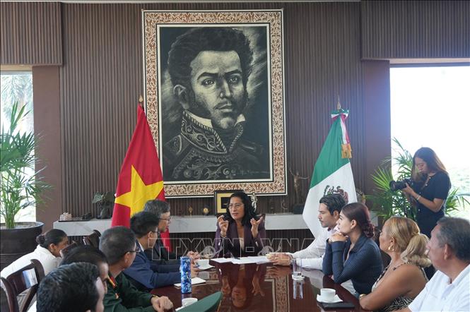 Đại sứ Nguyễn Văn Hải và đoàn công tác Đại sứ quán Việt Nam làm việc với Thị trưởng Abelina López Rodríguez. Ảnh: Phi Hùng - PV TTXVN tại Mexico