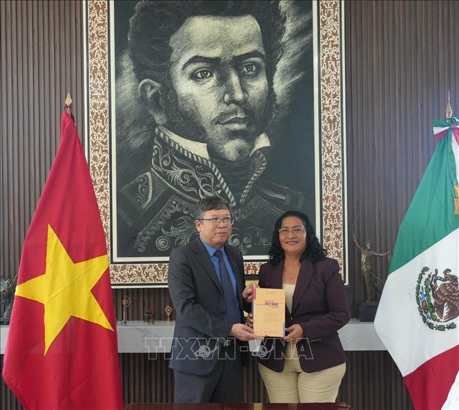Đại sứ Việt Nam tại Mexico Nguyễn Văn Hải tặng cuốn sách “Khát vọng Việt Nam hùng cường trong kỷ nguyên mới’’ tập hợp các bài viết, phát biểu tiêu biểu của Tổng Bí thư, Chủ tịch nước Tô Lâm cho Thị trưởng Acapulco Abelina López Rodríguez. Ảnh: Phi Hùng - PV TTXVN tại Mexico