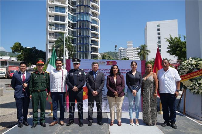 Đại sứ Việt Nam tại Mexico Nguyễn Văn Hải chụp ảnh chung với lãnh đạo thành phố Acapulco tại buổi lễ. Ảnh: Phi Hùng - PV TTXVN tại Mexico