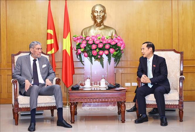 Đồng chí Phó Bí thư Đảng uỷ Dân vận, Mặt trận và các đoàn thể Trung ương Nguyễn Thái Học tiếp đồng chí Miguel Mejia, Tổng Bí thư Đảng Phong trào Cánh tả Thống nhất (MIU), Cộng hòa Dominica. Ảnh: Minh Đức – TTXVN
