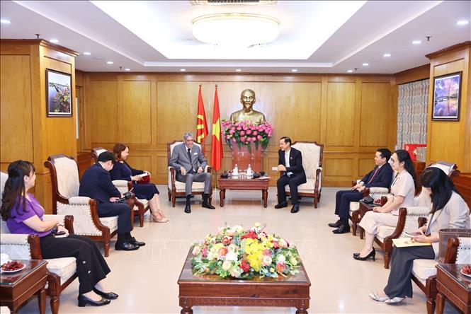 Phó Bí thư Đảng uỷ Dân vận, Mặt trận và các đoàn thể Trung ương Nguyễn Thái Học tiếp đồng chí Miguel Mejia, Tổng Bí thư Đảng Phong trào Cánh tả Thống nhất (MIU), Cộng hòa Dominica. Ảnh: Minh Đức – TTXVN