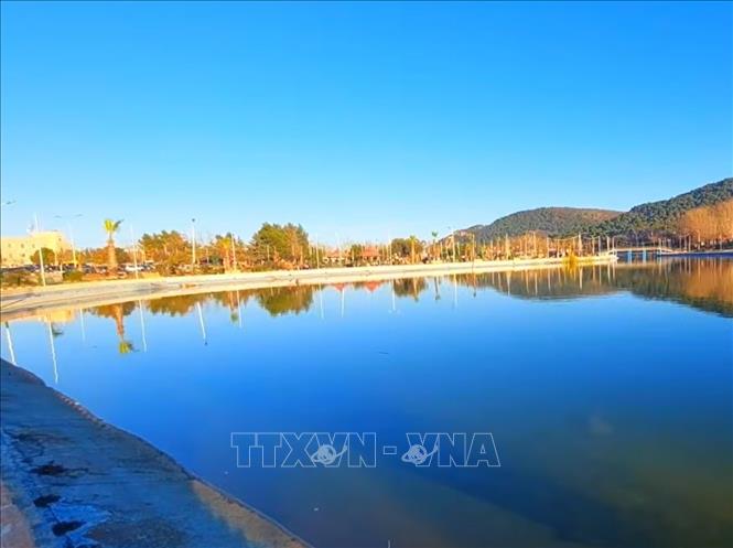 Hồ nước ngọt ở Tlemcen. Ảnh TTXVN phát