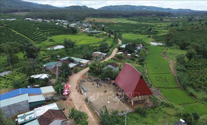 Nhà rông thôn Đăk Duông, xã Ngọk Réo, tỉnh Quảng Ngãi được dân làng đóng góp hơn 100 triệu đồng để xây dựng mới. Ảnh: Dư Toán - TTXVN
