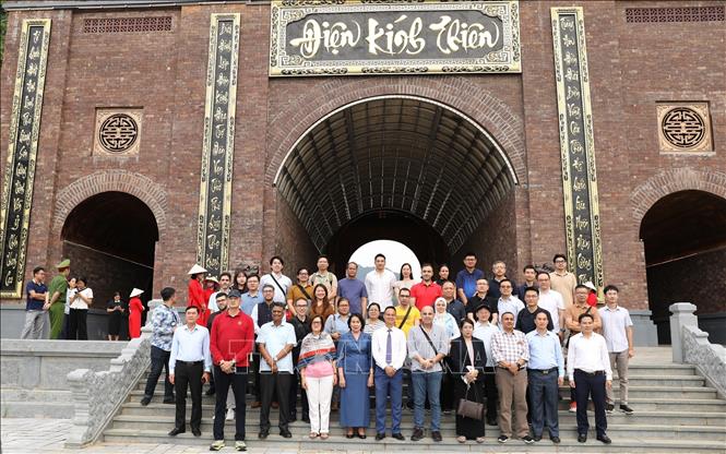 Đoàn công tác tham quan Đàn Kính Thiên thuộc Khu du lịch Thung Ui. Ảnh: Đức Phương - TTXVN