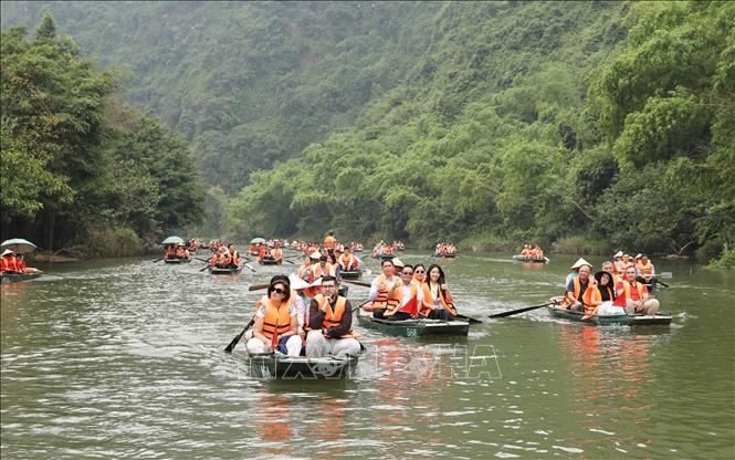 Đoàn đại biểu tham quan Khu du lịch sinh thái Tràng An. Ảnh: Đức Phương - TTXVN