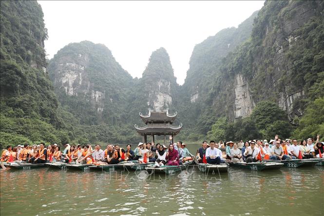 Đoàn đại biểu tham quan Khu du lịch sinh thái Tràng An. Ảnh: Đức Phương - TTXVN