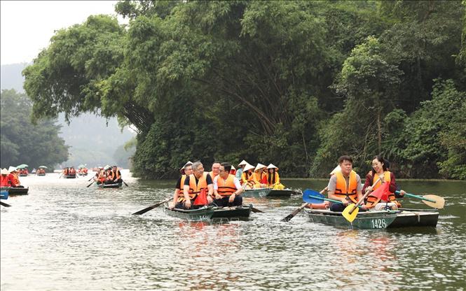 Đoàn đại biểu tham quan Khu du lịch sinh thái Tràng An. Ảnh: Đức Phương - TTXVN