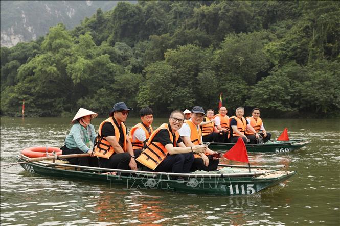 Đoàn đại biểu tham quan Khu du lịch sinh thái Tràng An. Ảnh: Đức Phương - TTXVN