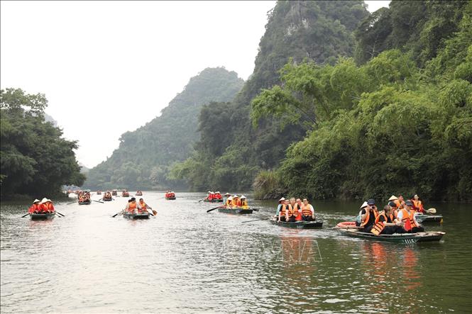 Đoàn đại biểu tham quan Khu du lịch sinh thái Tràng An. Ảnh: Đức Phương - TTXVN