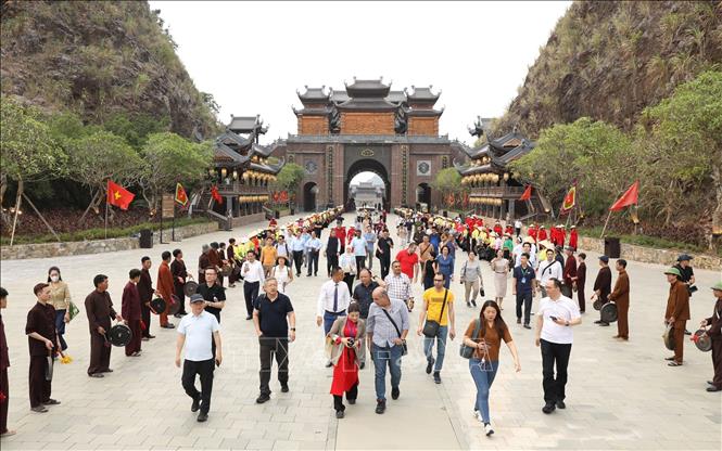 Đoàn công tác tham quan Đàn Kính Thiên thuộc Khu du lịch Thung Ui. Ảnh: Đức Phương - TTXVN