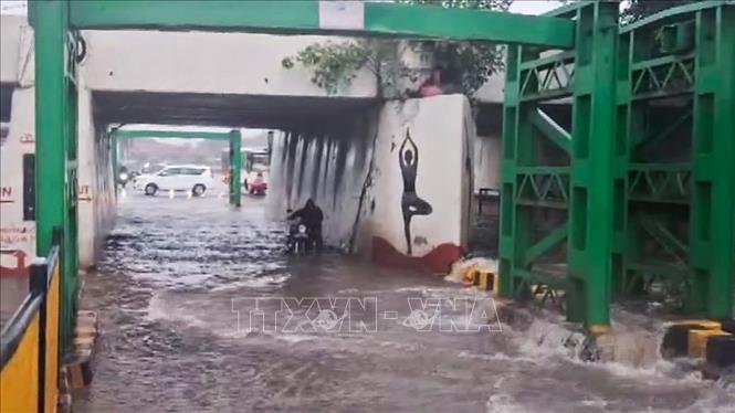 Cảnh ngập lụt sau những trận mưa lớn do ảnh hưởng của bão Arnab tại Visakhapatnam, Ấn Độ ngày 27/10/2026. Ảnh: ANI/TTXVN phát