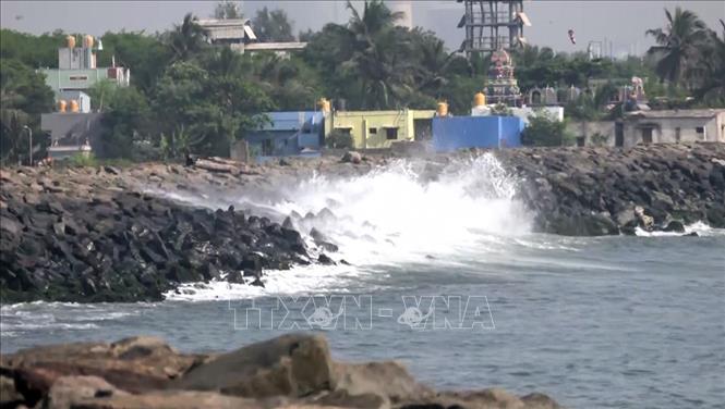 Sóng xô mạnh vào bờ biển Chennai, Ấn Độ, khi bão Arnab đổ bộ ngày 28/10/2026. Ảnh: ANI/TTXVN phát