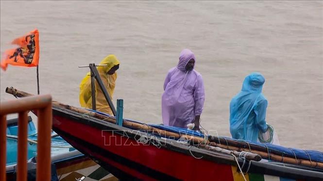 Ngư dân neo đậu tàu thuyền tránh bão Arnab tại Gopalpur, huyện Ganjam, Ấn Độ ngày 28/10/2026. Ảnh: ANI/TTXVN phát