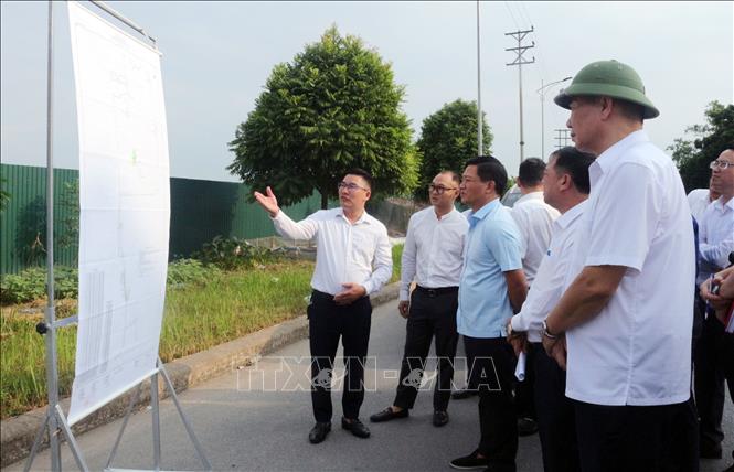 Chủ đầu tư báo cáo tiến độ thực hiện dự án xây dựng kết cấu hạ tầng Khu công nghiệp Đồng Văn I mở rộng phía Đông Bắc nút giao Vực Vòng. Ảnh: Nguyễn Chinh – TTXVN