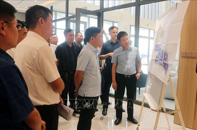 Khu công nghiệp hỗ trợ Đồng Văn III phía Đông cao tốc Cầu Giẽ - Ninh Bình còn khoảng 0,12 ha chưa giải phóng mặt bằng do vướng mắc trong chi trả bồi thường và di dời mồ mả. Ảnh: Nguyễn Chinh – TTXVN