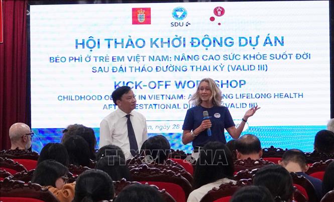 PGS.TS Nguyễn Duy Cường, Hiệu trưởng Trường Đại học Y Dược Thái Bình và Giáo sư Tine Mette Gammeltoft (Đại học Copenhagen, Đan Mạch) cùng thảo luận, điều hành hội thảo. Ảnh: Nguyễn Công Hải - TTXVN