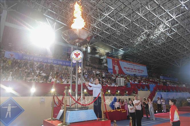 Bí thư Tỉnh ủy Lào Cai Dương Quốc Huy thực hiện nghi thức thắp lửa Đại hội. Ảnh: Hương Thu-TTXVN  