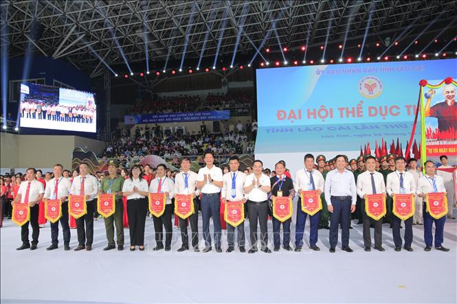 Lãnh đạo tỉnh Lào Cai trao cờ lưu niệm cho đại diện các đoàn. Ảnh: Hương Thu-TTXVN  