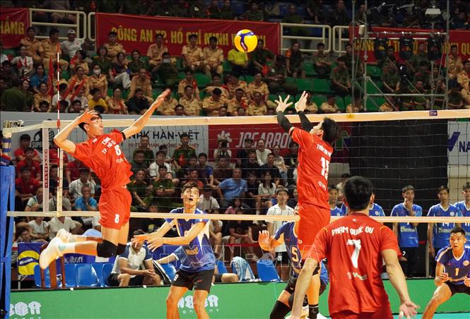 Pha tấn công của các VĐV Công an TP. Hồ Chí Minh (áo đỏ) trong trận đấu gặp Sanest Khánh Hòa (áo xanh). Ảnh: Trung Tuyến - TTXVN