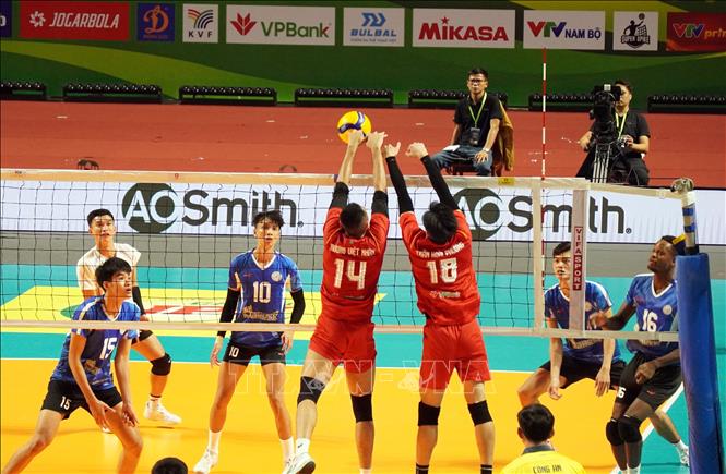 Pha chắn bóng của các VĐV Công an TP. Hồ Chí Minh (áo đỏ) trong trận đấu gặp Sanest Khánh Hòa (áo xanh). Ảnh: Trung Tuyến - TTXVN