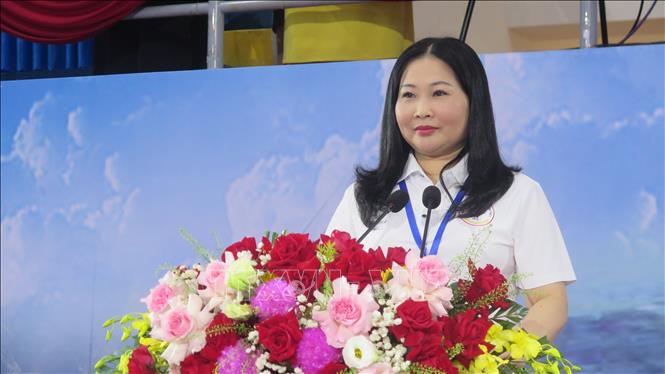 Phó Chủ tịch UBND tỉnh Lào Cai Vũ Thị Hiền Hạnh phát biểu khai mạc Đại hội. Ảnh: Hương Thu-TTXVN                               