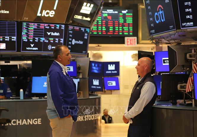 Các chỉ số chính trên Phố Wall biến động trong biên độ hẹp. Chỉ số Dow Jones tăng 0,10%, lên 52.427,35 điểm, S&P 500 tăng 0,05%, lên 7.726,82 điểm, trong khi Nasdaq Composite giảm 0,13%, xuống 26.444,17 điểm. Ảnh: THX/TTXVN phát