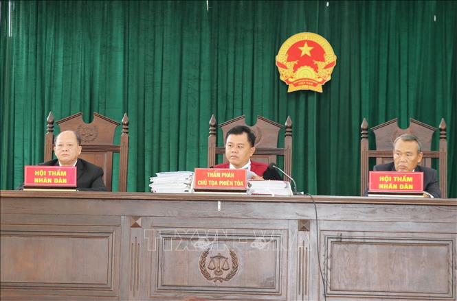 Hội đồng xét xử tại phiên tòa. Ảnh: Hữu Chí - TTXVN