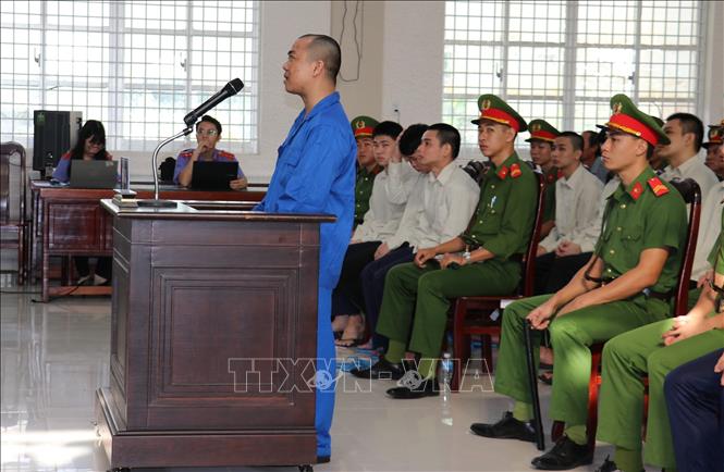 Một trong số 53 bị cáo trả lời xét hỏi của Hội đồng xét xử. Ảnh: Hữu Chí - TTXVN