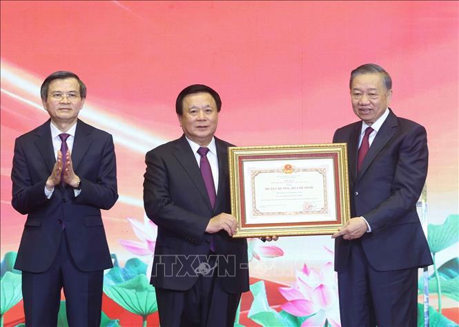 Tổng Bí thư, Chủ tịch nước Tô Lâm trao Huân chương Hồ Chí Minh tặng Hội đồng Lý luận Trung ương. Ảnh: Thống Nhất – TTXVN