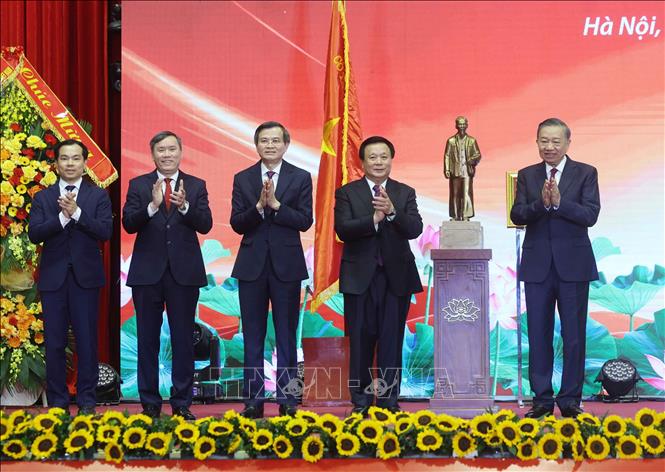 Tổng Bí thư, Chủ tịch nước Tô Lâm tặng bức tượng Chủ tịch Hồ Chí Minh cho Hội đồng Lý luận Trung ương. Ảnh: Thống Nhất – TTXVN