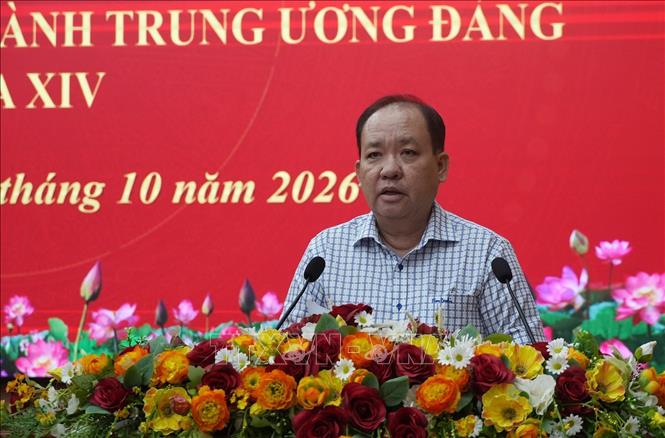 Phó Chủ tịch Thường trực UBND tỉnh An Giang Nguyễn Thanh Phong trình bày các kế hoạch, chương trình hành động của Tỉnh ủy tại hội nghị. Ảnh: Lê Huy Hải - TTXVN