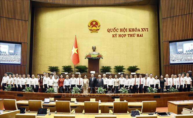 Chủ tịch Quốc hội Trần Thanh Mẫn chụp ảnh lưu niệm với đại biểu. Ảnh: Doãn Tấn - TTXVN