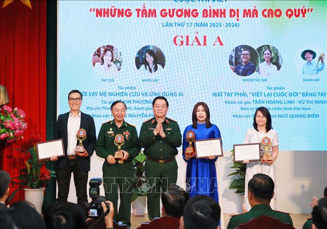  Đại tướng Nguyễn Trọng Nghĩa, Ủy viên Bộ Chính trị, Bí thư Trung ương Đảng, Ủy viên Thường vụ Quân ủy Trung ương, Chủ nhiệm Tổng cục Chính trị QĐND Việt Nam trao giải A cho các tác giả. Ảnh: Trọng Đức - TTXVN.