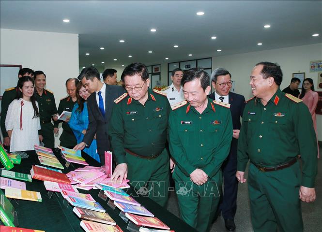  Đại tướng Nguyễn Trọng Nghĩa, Ủy viên Bộ Chính trị, Bí thư Trung ương Đảng, Chủ nhiệm Tổng cục Chính trị QĐND Việt Nam và các đại biểu tham quan khu trưng bày các tác phẩm đoạt giải. Ảnh: Trọng Đức - TTXVN