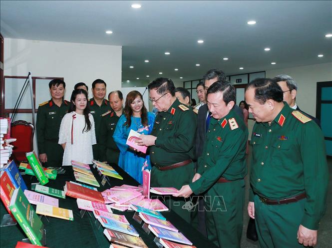  Đại tướng Nguyễn Trọng Nghĩa, Ủy viên Bộ Chính trị, Bí thư Trung ương Đảng, Chủ nhiệm Tổng cục Chính trị QĐND Việt Nam và các đại biểu tham quan khu trưng bày các tác phẩm đoạt giải. Ảnh: Trọng Đức - TTXVN