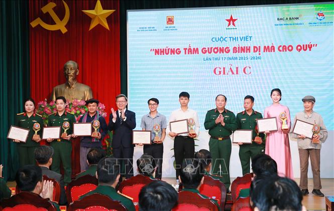 Ban tổ chức trao giải C cho các tác giả. Ảnh: Trọng Đức - TTXVN.