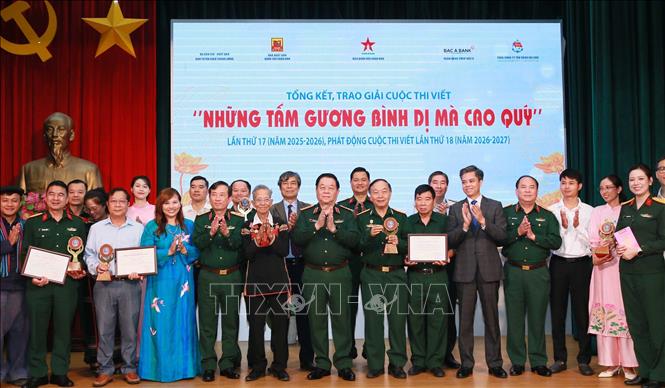  Đại tướng Nguyễn Trọng Nghĩa, Ủy viên Bộ Chính trị, Bí thư Trung ương Đảng, Chủ nhiệm Tổng cục Chính trị QĐND Việt Nam và các tác giả đoạt giải. Ảnh: Trọng Đức - TTXVN.