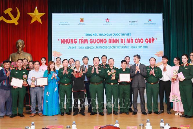  Đại tướng Nguyễn Trọng Nghĩa, Ủy viên Bộ Chính trị, Bí thư Trung ương Đảng, Chủ nhiệm Tổng cục Chính trị QĐND Việt Nam và các tác giả đoạt giải. Ảnh: Trọng Đức - TTXVN.