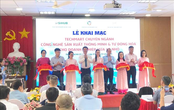 Các đại biểu thực hiện nghi thức khai mạc chương trình. Ảnh: Thu Hoài - TTXVN