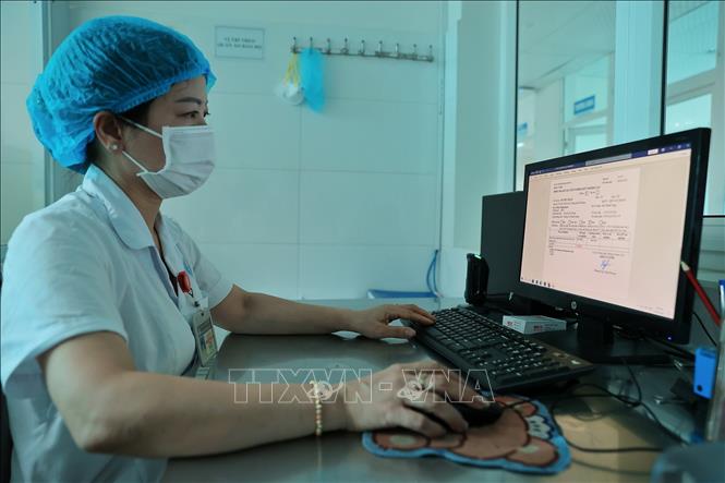 Mẫu được chuyển về xét nghiệm tại bệnh viện Phổi Hải Dương. Ảnh: Minh Quyết – TTXVN