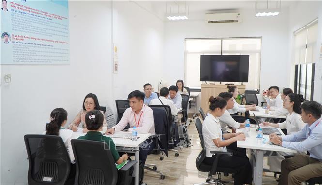 Các chuyên gia tư vấn trực tiếp cho doanh nghiệp về định hướng ứng dụng công nghệ. Ảnh: Thu Hoài - TTXVN